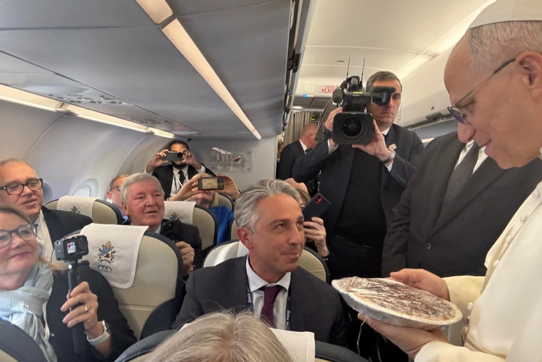 Pies and a Baseball Bat: The Gifts Pope Leo XIV Received on the Papal Flight to Turkey