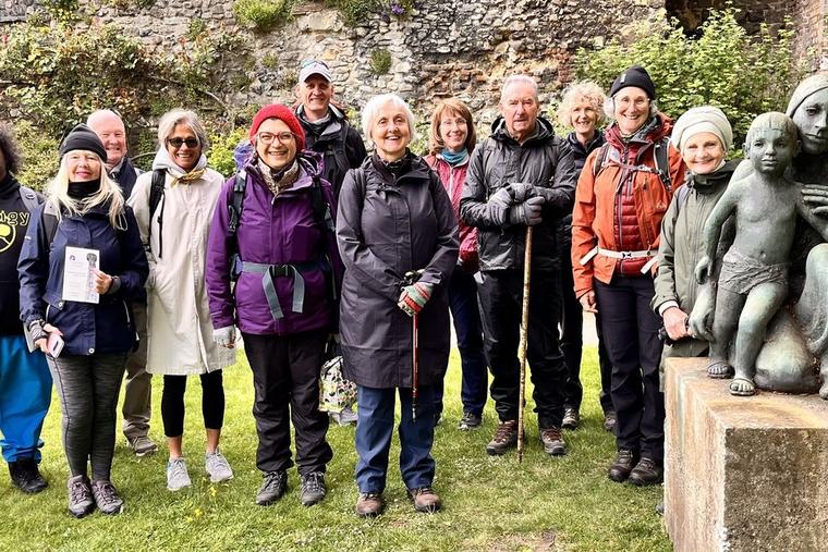 Os peregrinos posam para uma foto durante a nova peregrinação a Kent.