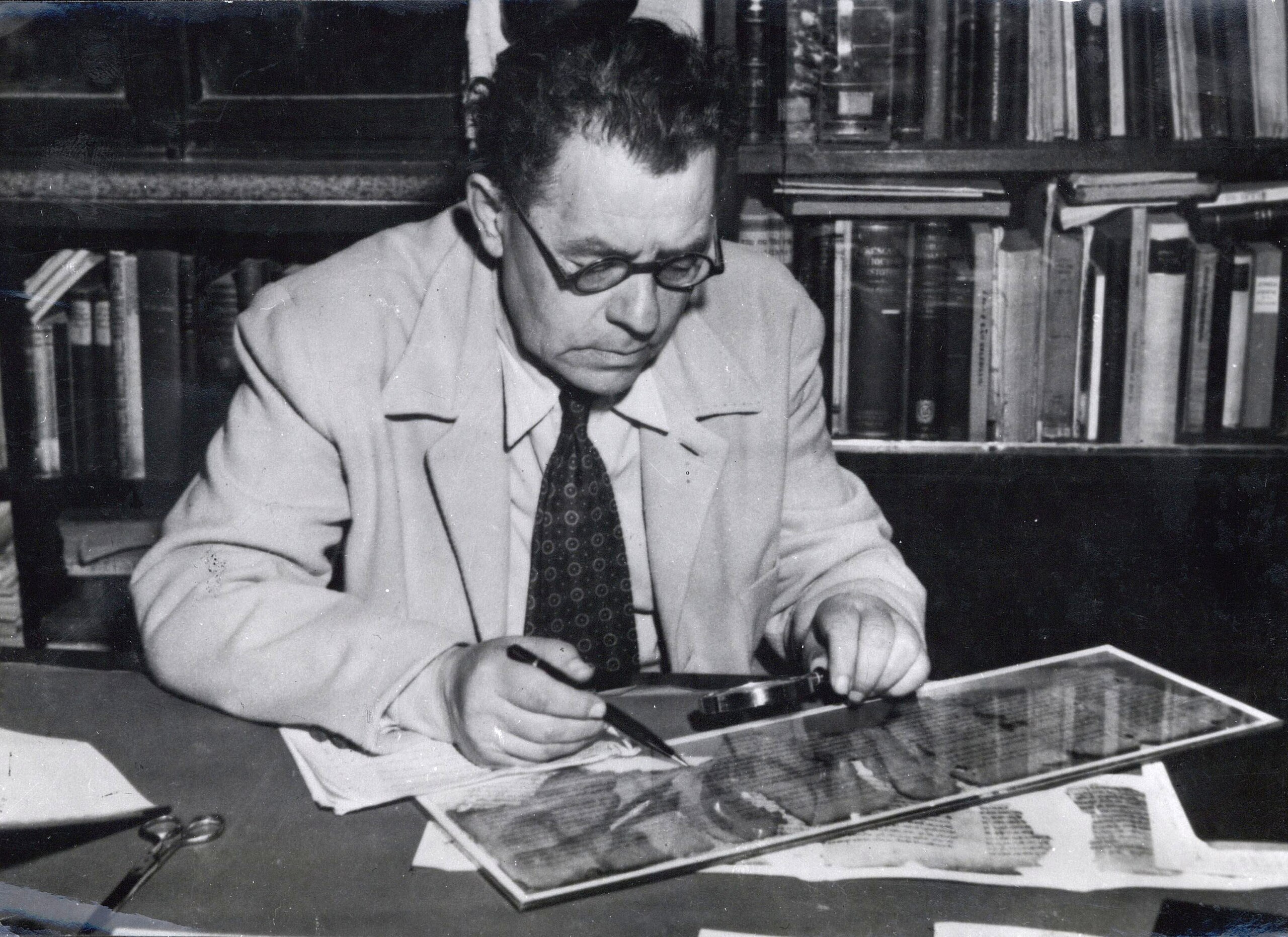 Eleazer Sukenik Scrolls (WC): Israeli archaeologist and professor Eleazer Sukenik examining one of the Dead Sea Scrolls in 1951. (Photo: Department of Archaeology, the Hebrew University, Jerusalem - National Library of Israel, Schwadron collection / CC BY 3.0 via Wikimedia Commons)