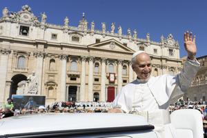 Pope Leo waves to the faithful during Holy Mass for the Jubilee of Families, Children, Grandparents and the Elderly on June 1, 2025.