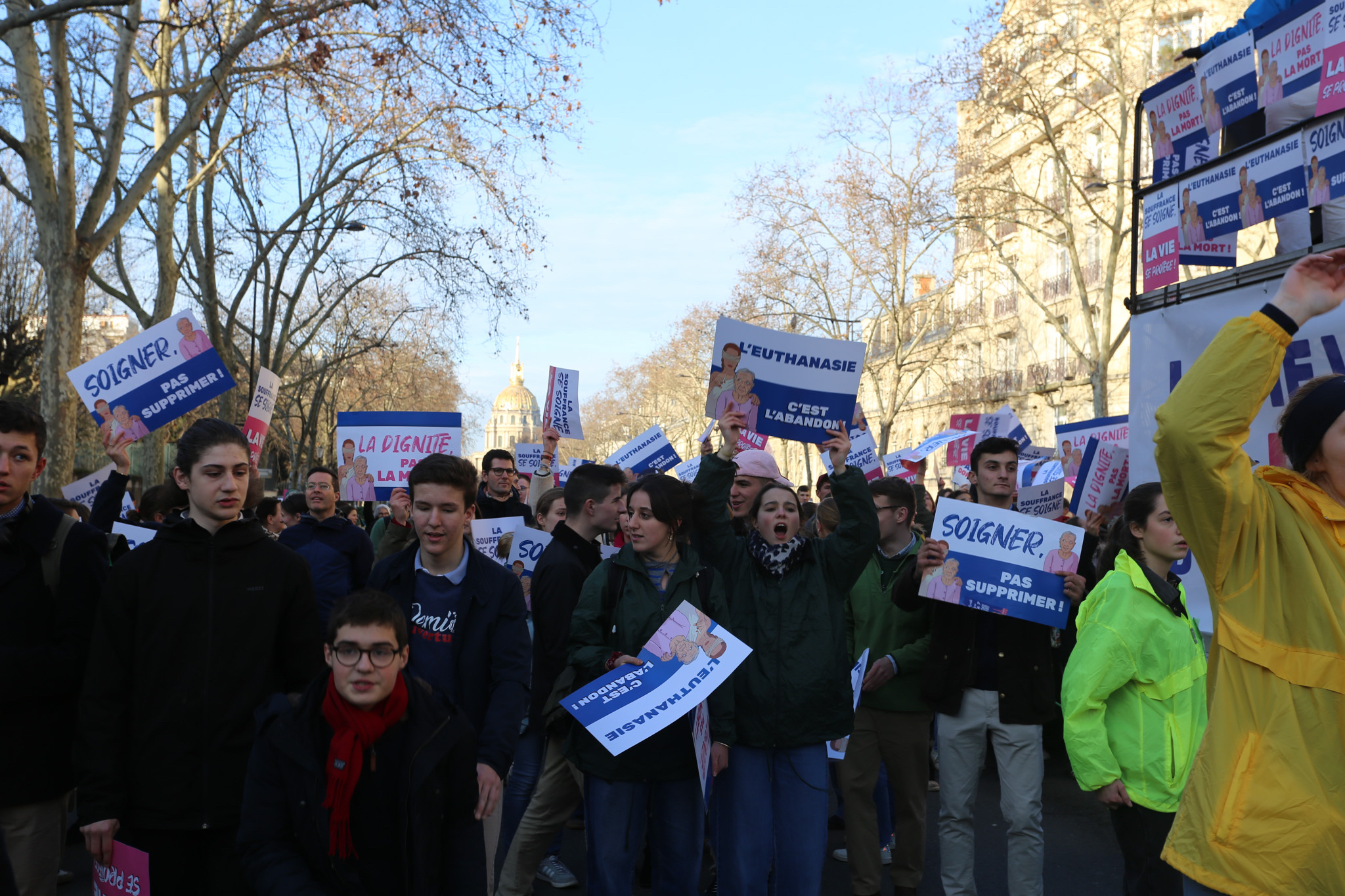 Des manifestants brandissent des pancartes promouvant la vie lors de la Marche pour la vie 2026 à Paris.