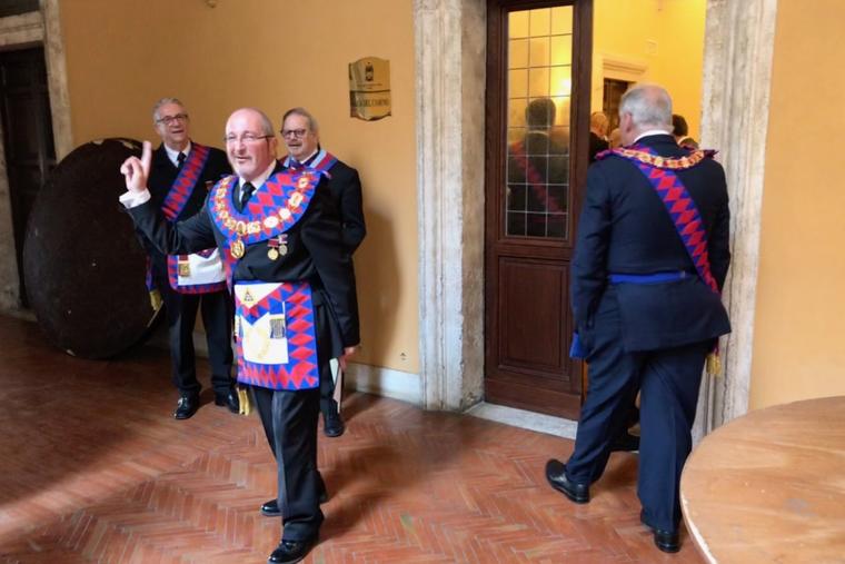 Uma reunião maçônica italiana realizada no Palazzo Cardinal Cesi a poucos metros do Vaticano, em outubro. 19, 2019. Uma reunião maçônica italiana realizada no Palazzo Cardinal Cesi a poucos metros do Vaticano, em outubro. 19, 2019.