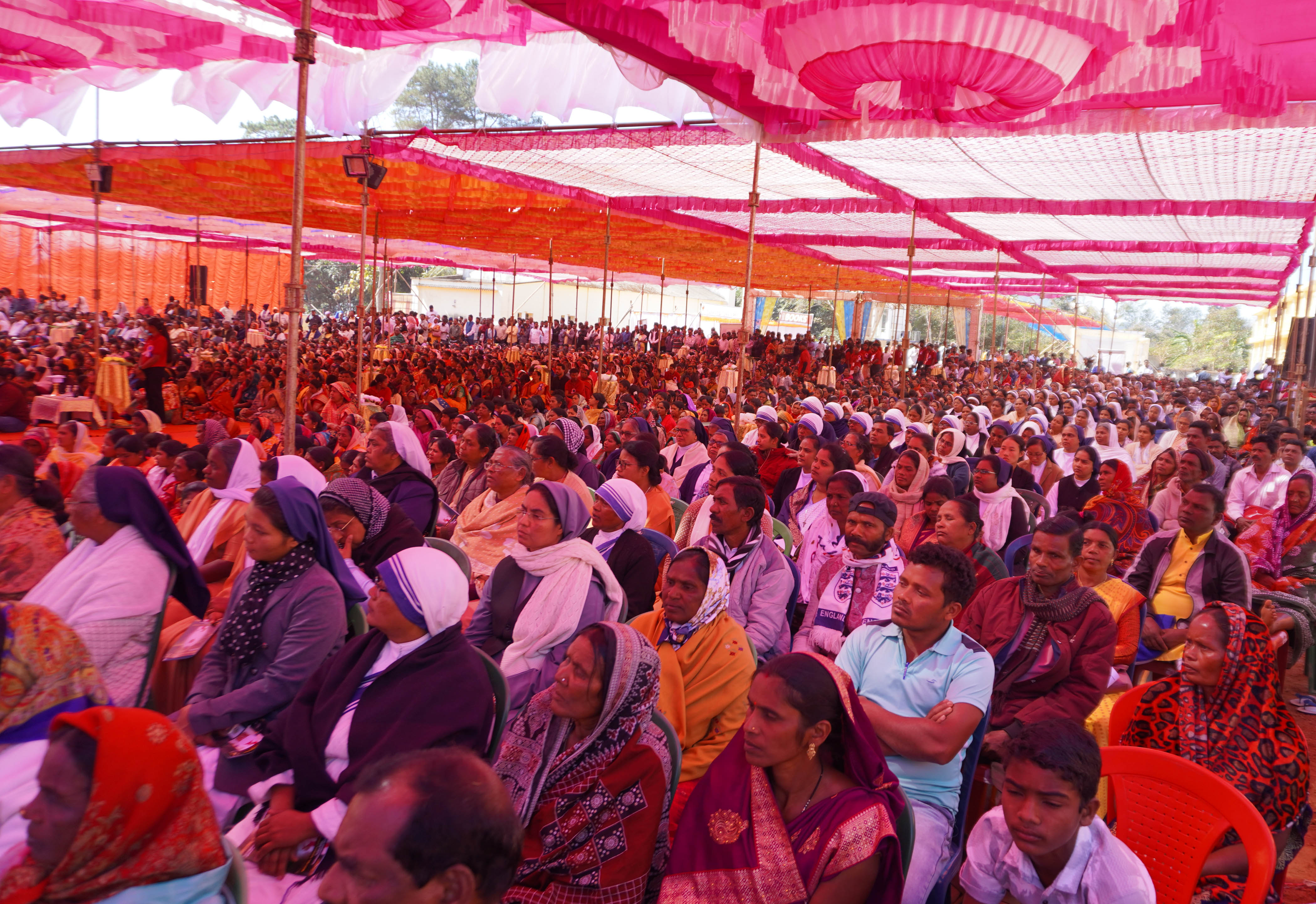 Une partie de la foule de plus de 20 000 personnes présente à l'ordination épiscopale de l'évêque Rabindra Kumar Ranasingh le 17 janvier à Daringabadi, dans le district de Kandhamal.