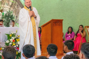 Bishop Ronald Hicks celebrates a school graduation Mass for children in Miacatlán, Morelos state, during his visit to Mexico in 2025. 