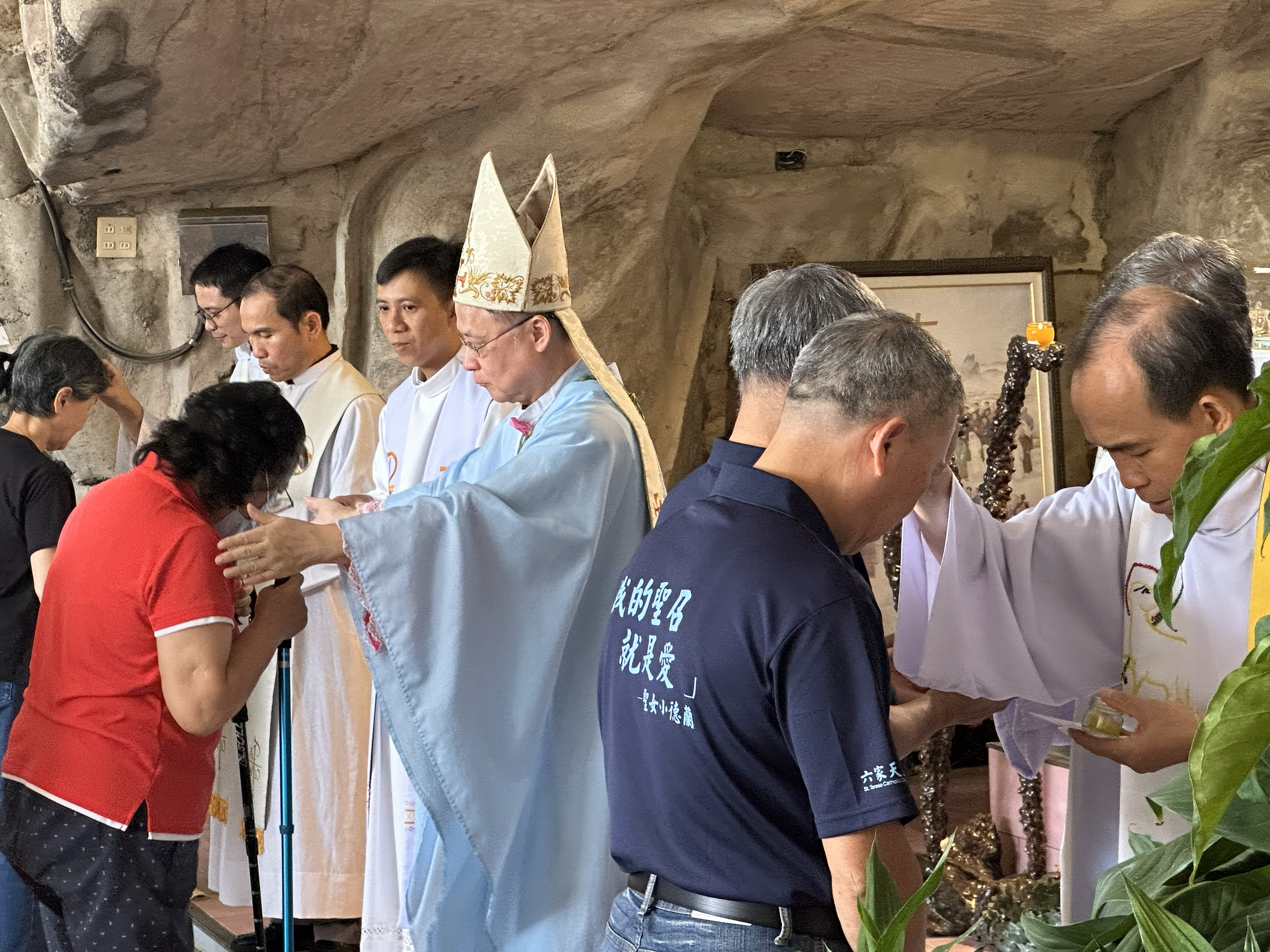 Bishop Lee blesses the faithful.