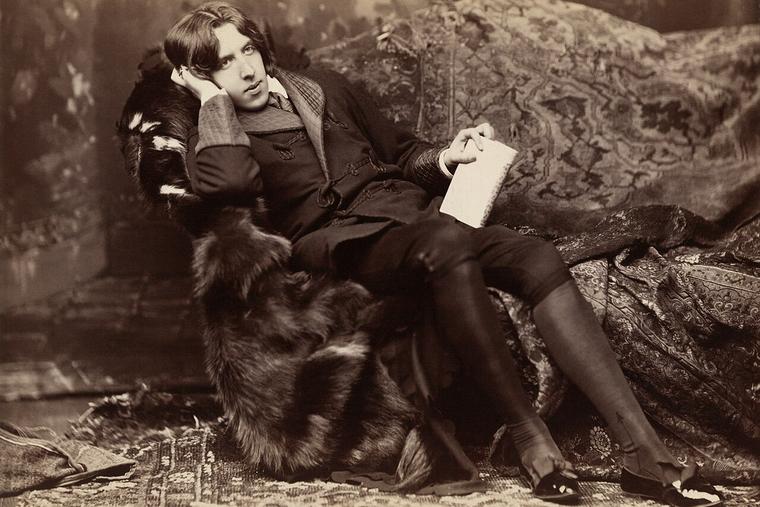 Oscar Wilde reclining with Poems, by Napoleon Sarony in New York in 1882.