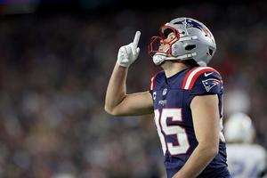 New England Patriots tight end Hunter Henry (85) thanks God after his touchdown in the fourth quarter during the AFC wild card game between the Los Angeles Chargers and the New England Patriots at the Gillette Stadium in Foxborough, MA on Sunday, January 11, 2026. 
