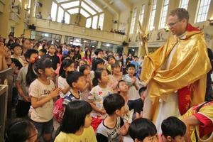 Children come to Jesus.