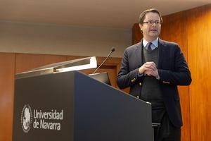 Tyler VanderWeele speaks at the Universidad de Navarra on March 14, 2023.