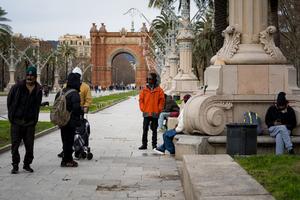 A group of migrants in front of the Arc de Triomf in Barcelona. The Spanish government, led by Prime Minister Pedro Sánchez, approved an extraordinary regularization granting legal residency and work rights to around 500,000 undocumented migrants.