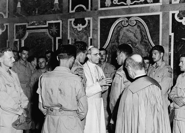 Members of the Canadian Royal 22e Regiment, in audience with Pope Pius XII, following the 1944 Liberation of Rome