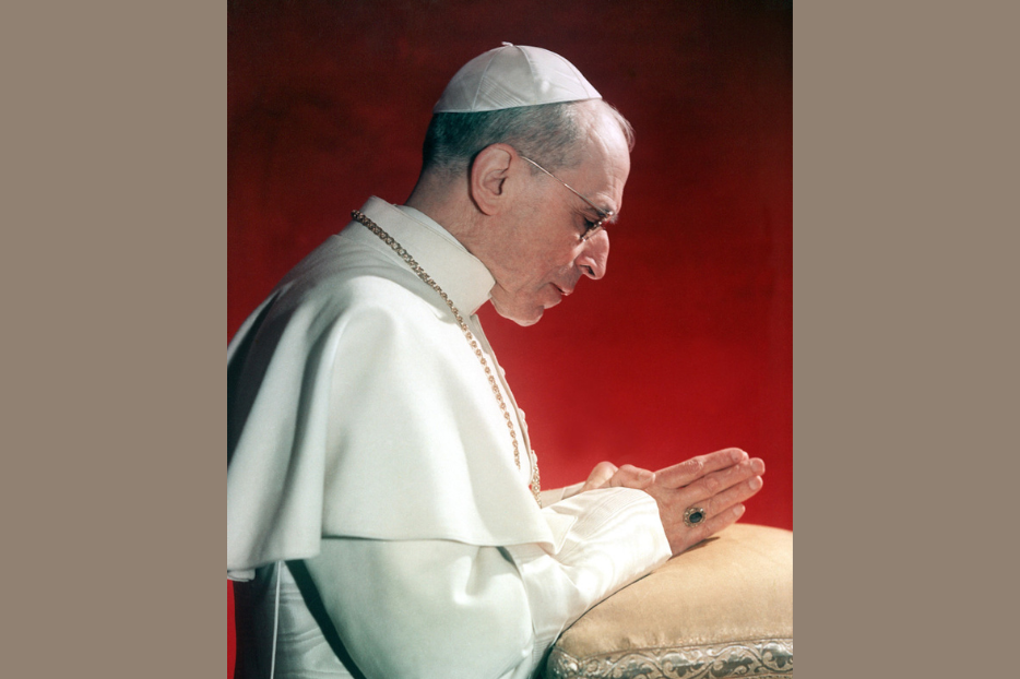 O Papa Pio XII rezando em uma foto sem data.
