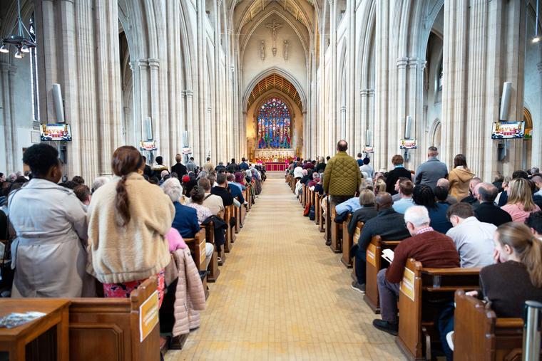 Catéchumènes, candidats et parrains se rassemblent à la cathédrale Saint-Georges de Londres pour la cérémonie d'élection du 21 février, présidée par l'archevêque de Southwark, John Wilson.