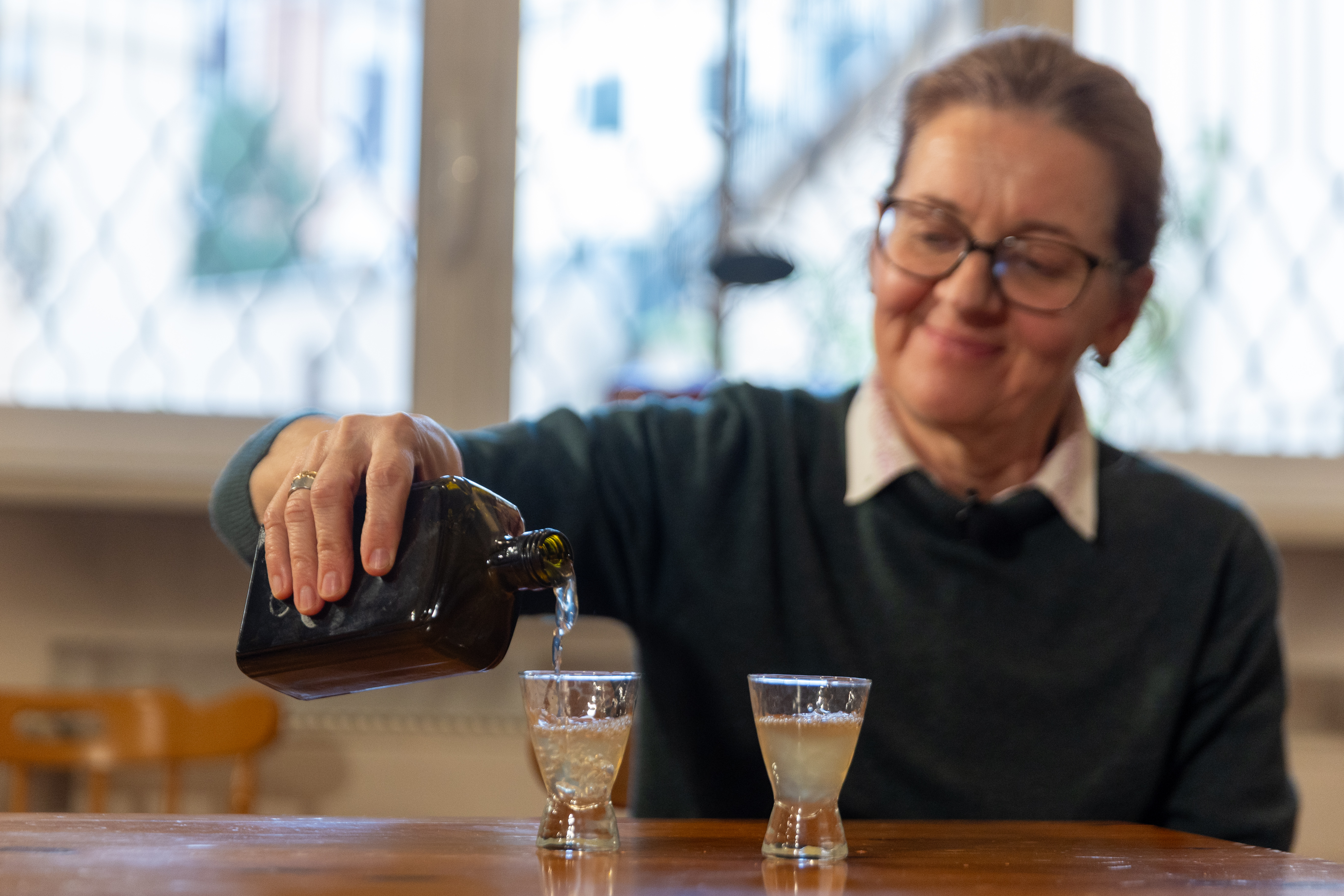 Katerina Welz pours the ‘Heart Wine.’