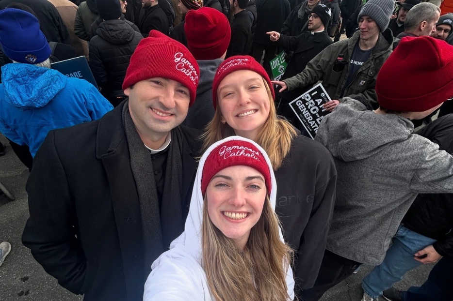 Kaitlyn Golyski, in alto a destra, con gli amici alla Marcia per la Vita a Washington D.C.