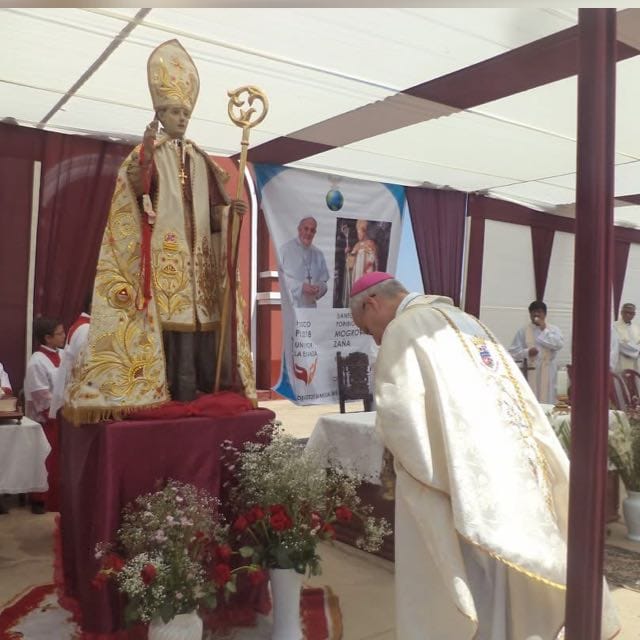 Pope Leo blesses the faithful with a relic of St. Turibius of Mogrovejo, April 27, 2023, in Zaña, Peru. (photo courtesy of Fr. David Farfán