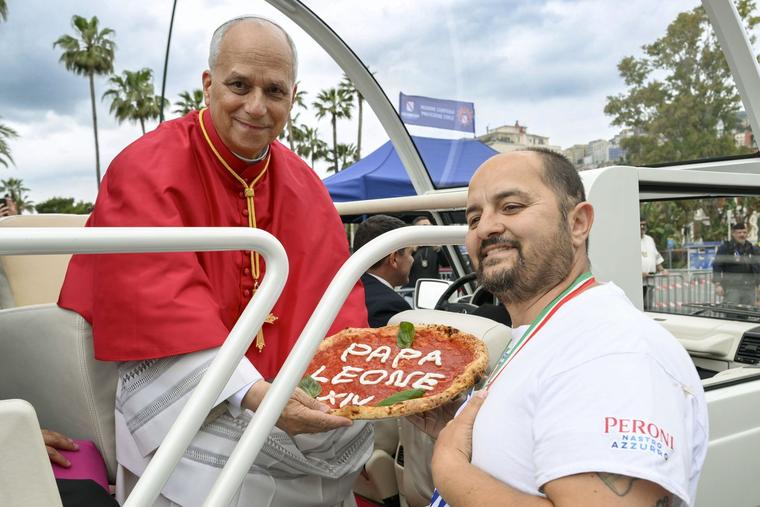 PHOTOS: Pope Leo XIV Visits Pompei and Naples in Italy