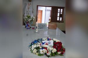 The wreath laid by U.S. Secretary of State Marco Rubio rests at the tomb of St. Teresa of Kolkata, beneath a statue of Our Lady of Fátima, at the Mother House of the Missionaries of Charity in Kolkata, India, on May 23, 2026. 