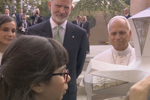 Valentina, who is blind, describes, through touch, the Sagrada Familia’s Tower of Jesus Christ to Pope Leo XIV and the king and queen of Spain on June 10, 2026. 