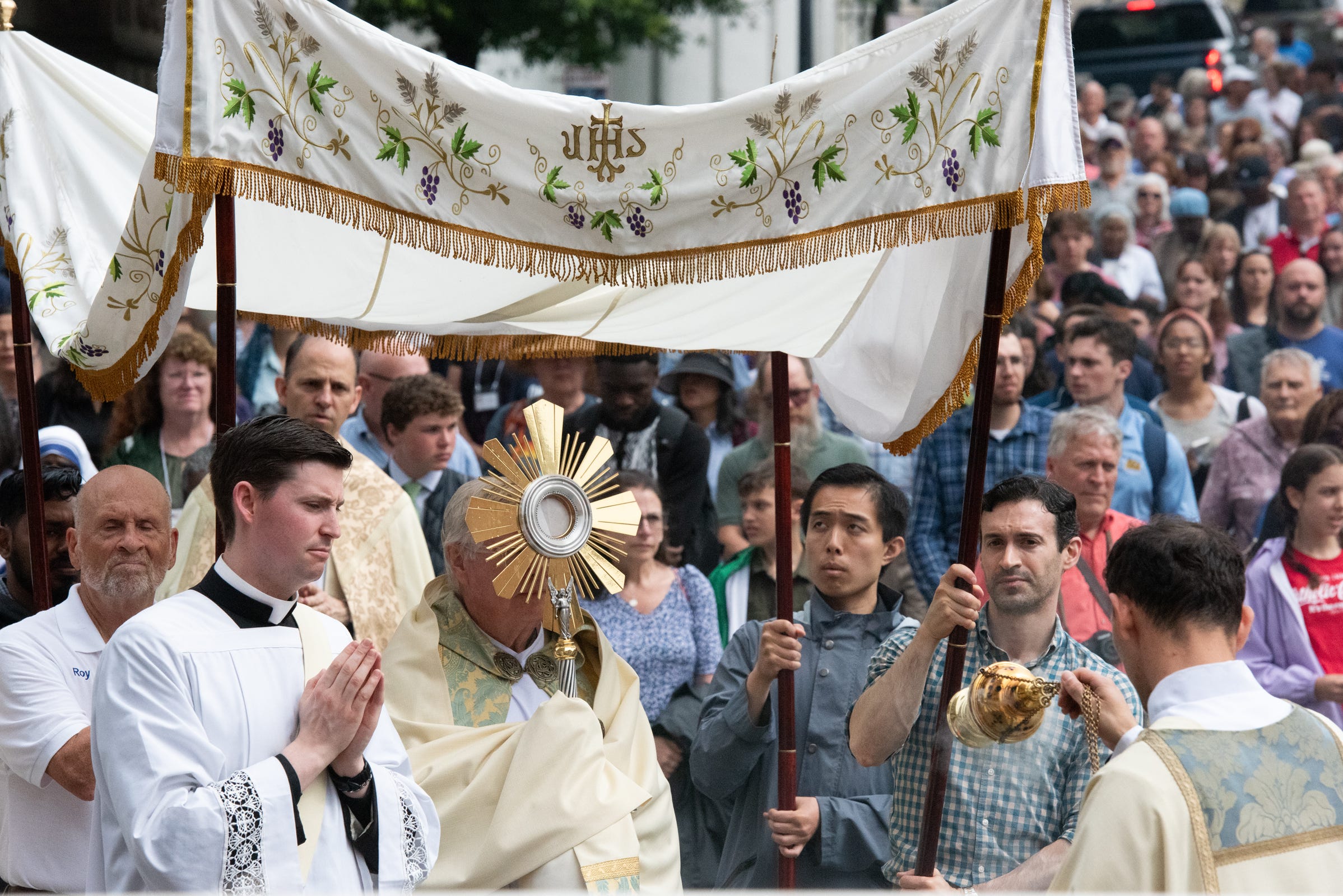 Under the canopy, Christ moved through the crowd. The Faith walked once more through the Annapolis streets.