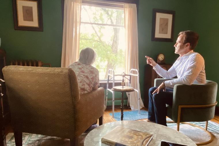 Grandma and James can often be found looking out the window in the sitting room of James’ house. ‘This is a very typical view, as she really enjoys looking out the window and making observations on what’s happening outside.’ 