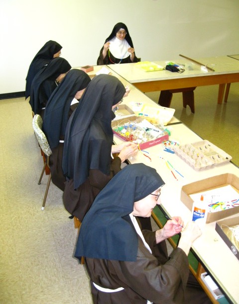 Poor Clares make rosaries