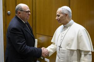 Journalist Alessandro Banfi greets Pope Leo XIV during a meeting on March 18, 2026.