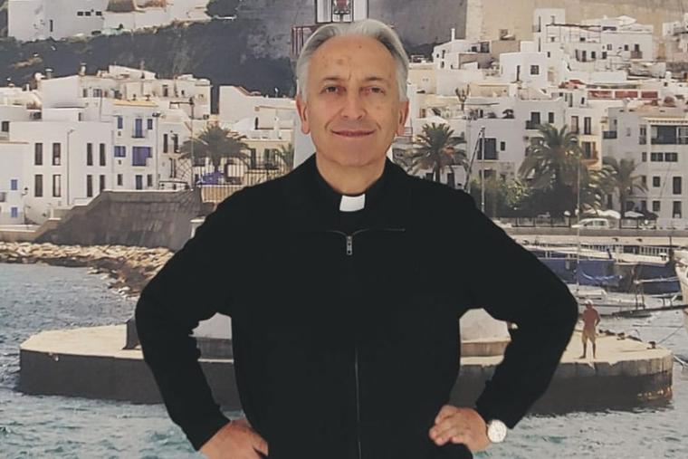 Spanish Priest Helps Over 1,200 People Find a Spouse Using WhatsApp