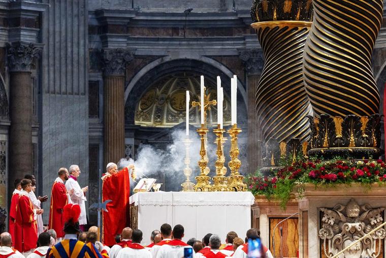 Pope Leo Stands Above the &lsquo;Liturgy Wars&rsquo;