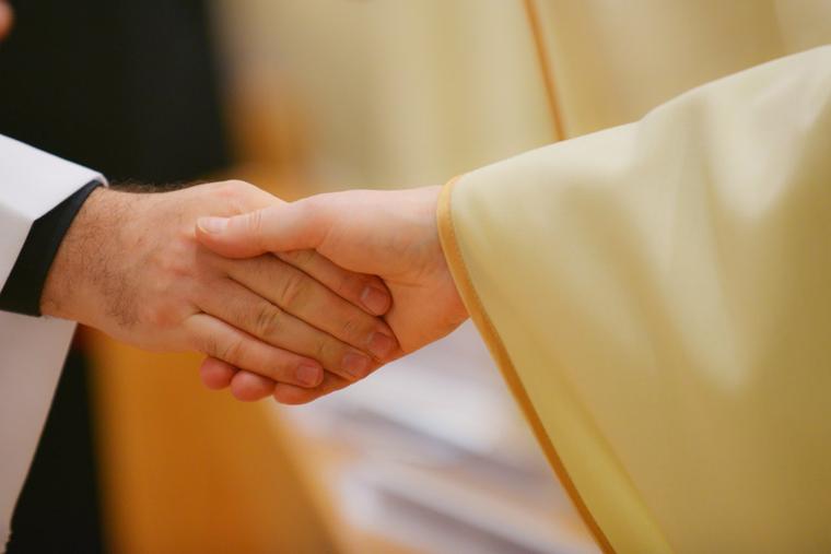 Catholics, Can We Discuss the &lsquo;Nod of Peace&rsquo;?