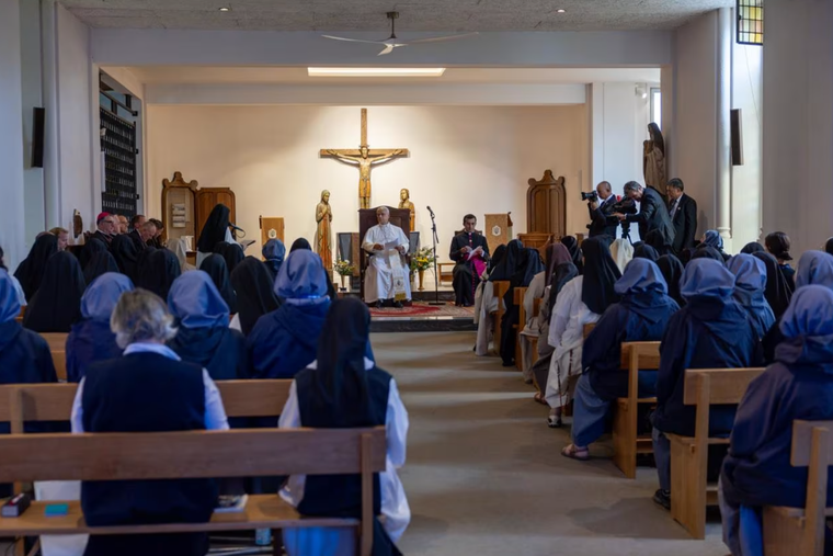 PHOTOS: Carmelite Sisters of Lourdes Meet Pope Leo XIV in Private Gathering