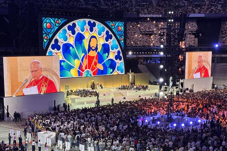 Le pape Léon XIV préside une veillée de prière avec plus de 80 000 fidèles au Stade de France le 25 septembre 2026 à Saint-Denis, en France.